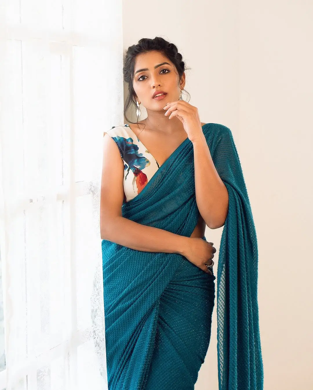 EESHA REBBA PHOTOSHOOT IN GREEN SAREE SLEEVELESS BLOUSE 6